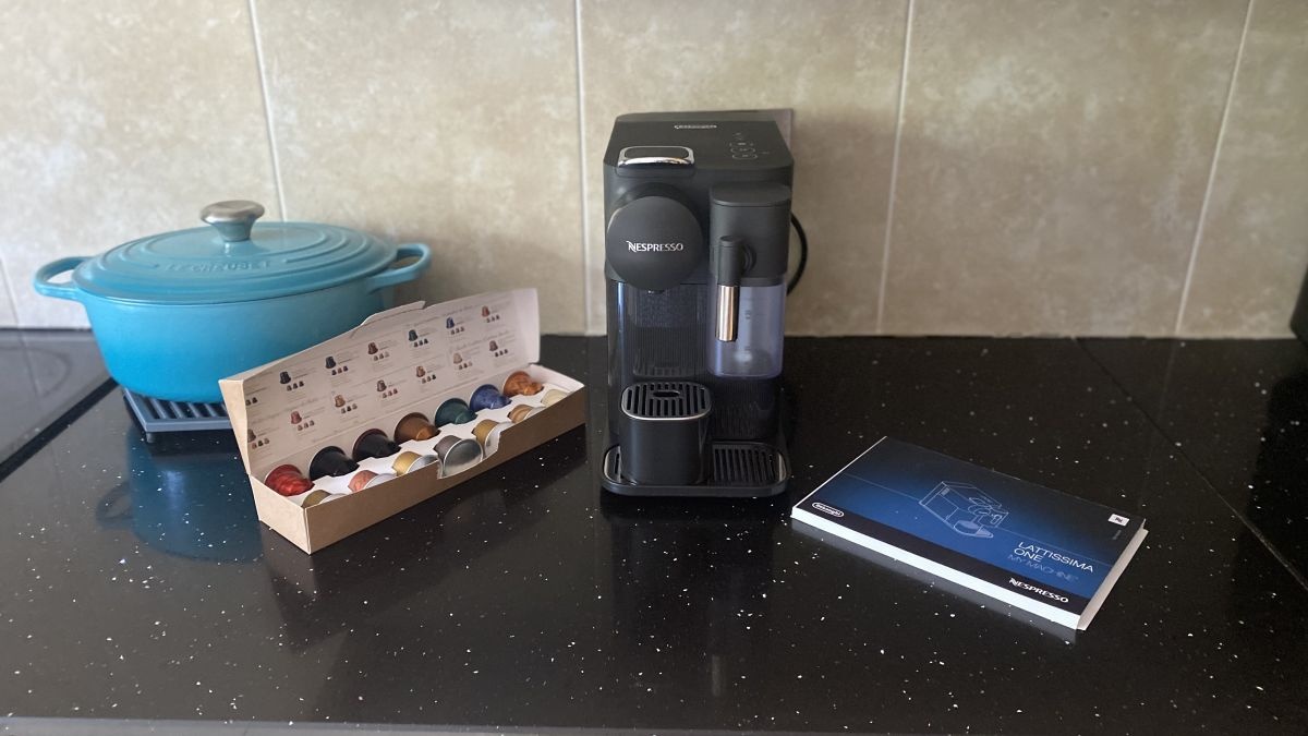 Magnifica S Automatic Coffee Machine (DeLonghi ECAM22.110.B) and Bonus 1  Case of Espresso COPPER Beans (3 kg)